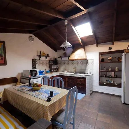 La Casa De Abuelo Nyaraló *